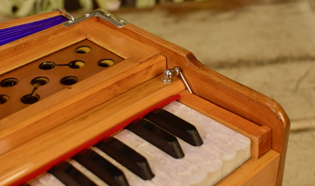 MAHARAJA MUSICALS Harmonium No. AABG - 9 Stopper, A440, 42 keys, Natural Color, With Coupler