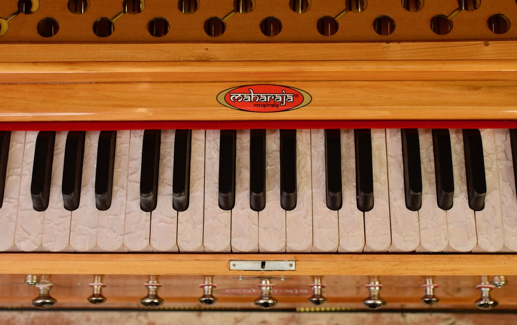 MAHARAJA MUSICALS Harmonium No. AABG - 9 Stopper, A440, 42 keys, Natural Color, With Coupler